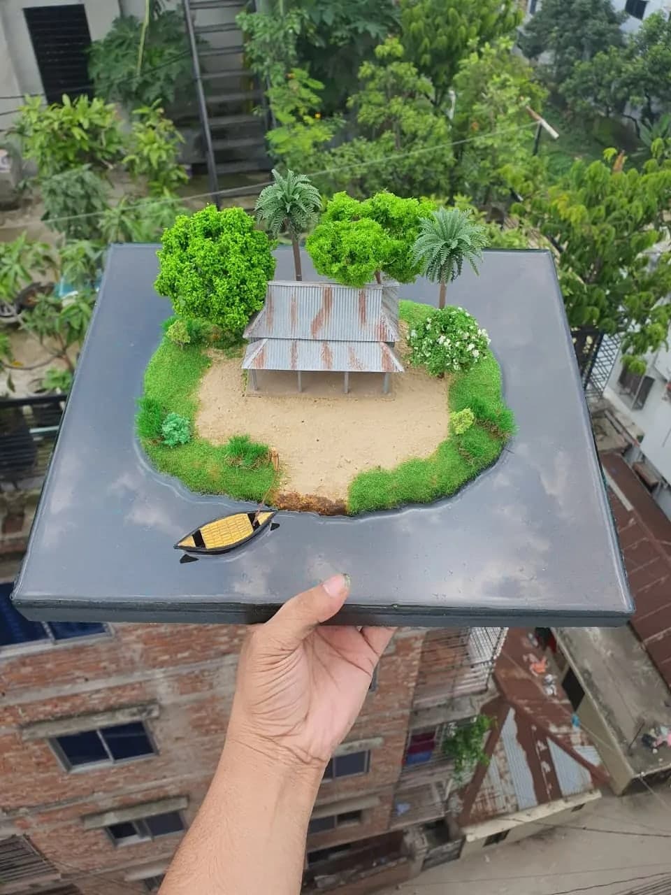 কালো রেজিন বেসে দ্বীপের মিনিয়েচার
